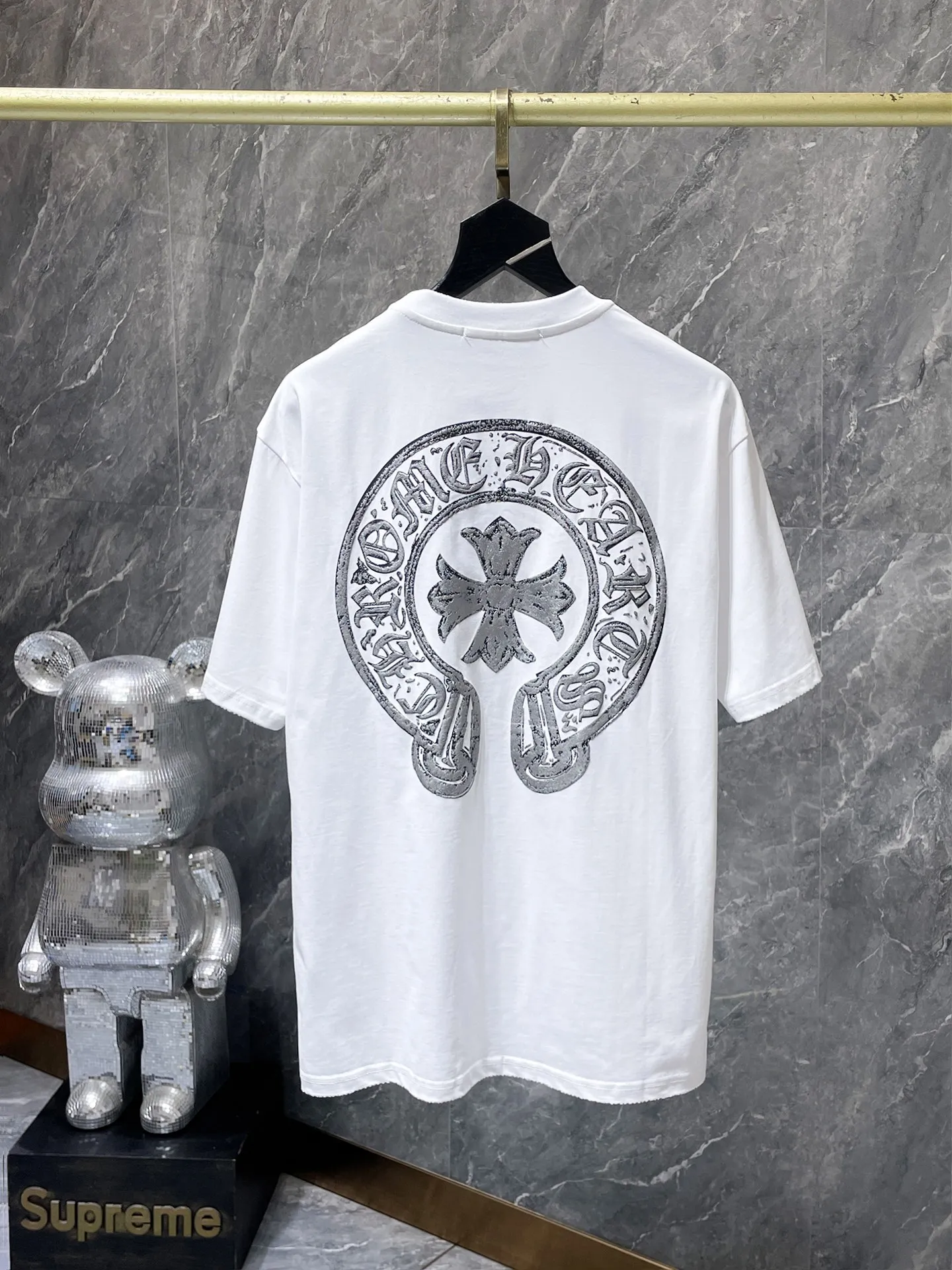 P150 New Chrome Hearts 25ss high version in summer. High gram weight, environmentally friendly and high-quality top fabric. 275g~270g. Chrome retro high-end worn short sleeves. Counter synchronization. Re-engraved version 1:1. Recommended color: black white. Size: S, M, L, XL.